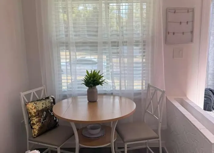2 Bedroom, 1 Bath In Downtown Brooksville