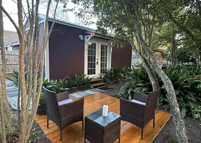 Comfortable Cabin In Town