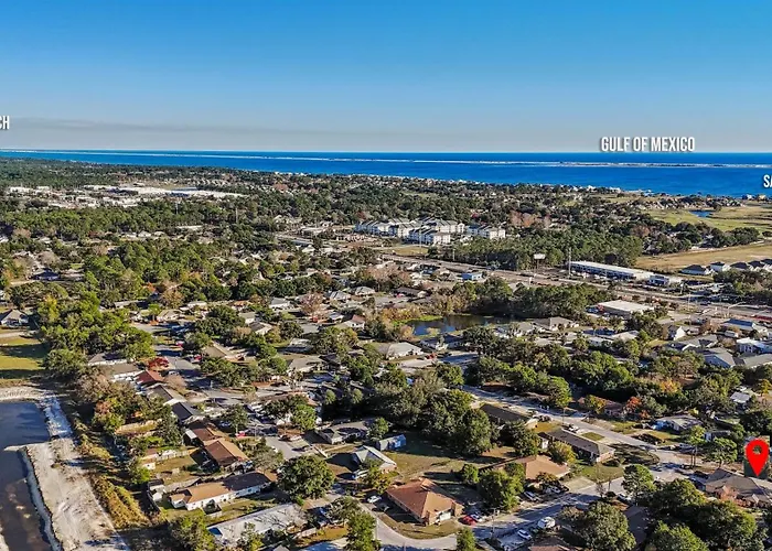 5 Beds Including A King, Private Patio, Fenced Yard Access, Dogs Stay Free, 8 Mi To Pensacola Beach, In-Unit Washer And Dryer