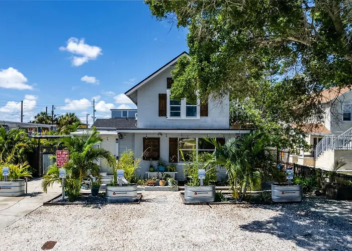Cozy 1Br • Courtyard + Shared Deck