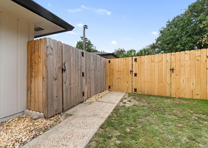 Direct Fenced Yard Access, King Bed, Private Patio, Desk, Dogs Stay Free, 8 Mi To Pensacola Beach, In-Unit Washer And Dryer