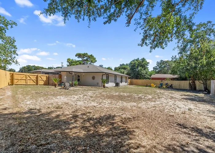 Private Patio, King Bed, Desk, Fenced Yard Access, Dogs Stay Free, 8 Mi To Pensacola Beach, In-Unit Washer And Dryer