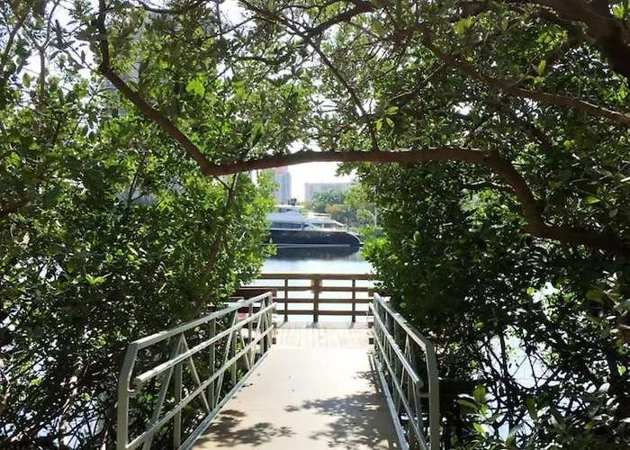 Stylish Condo At The Yacht Club Aventura 1205