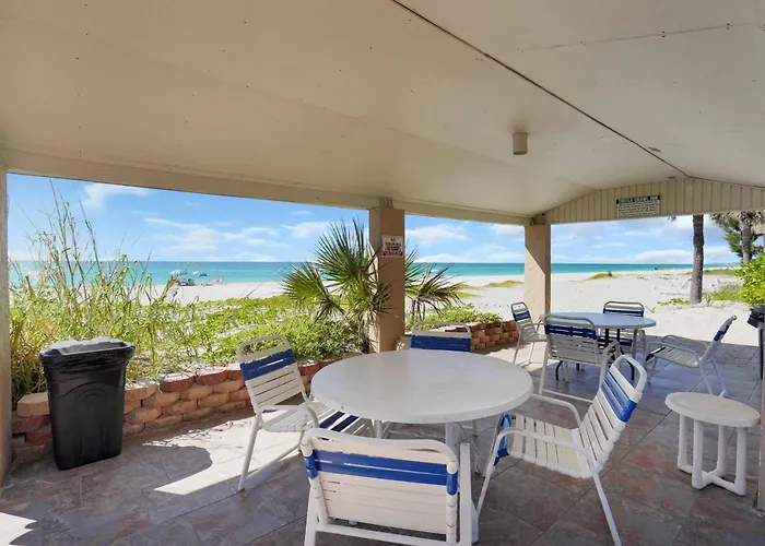 Step From The Beach.Renovated Ground Floor Unit 63