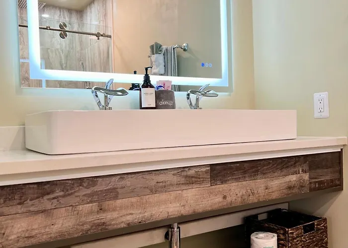 Helena'S Place, Exclusive End Unit Townhouse