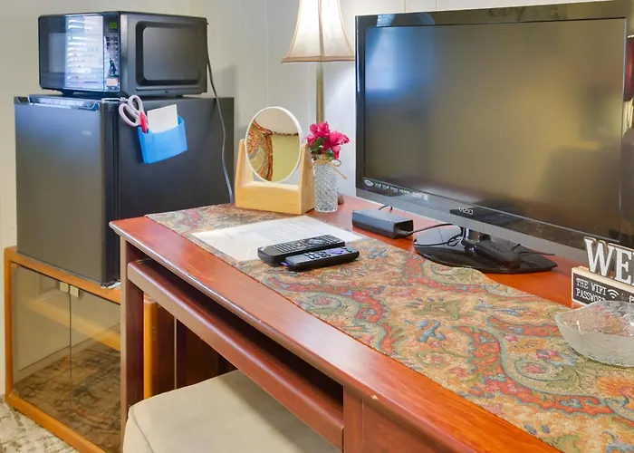 6 Mi To Palm Beach: Studio W/ Pool Access!