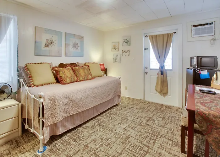 6 Mi To Palm Beach: Studio W/ Pool Access!