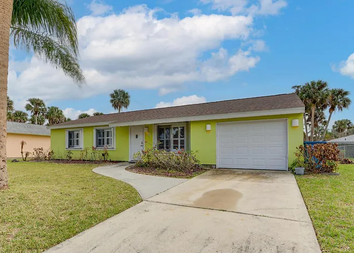 Screened Porch + Patio: Group Getaway In Palm Bay!