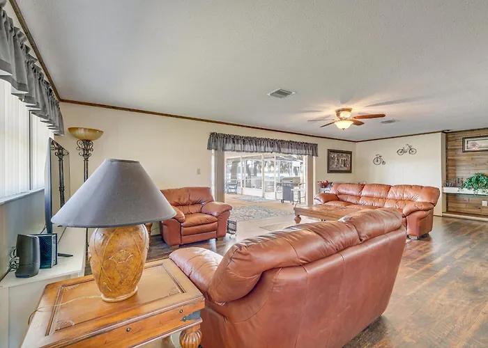 Lakefront & Poolside! Family Retreat In Hernando