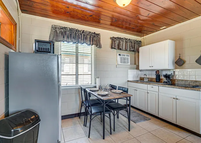 Lake View, Pool Access! Pet-Friendly Hernando Stay