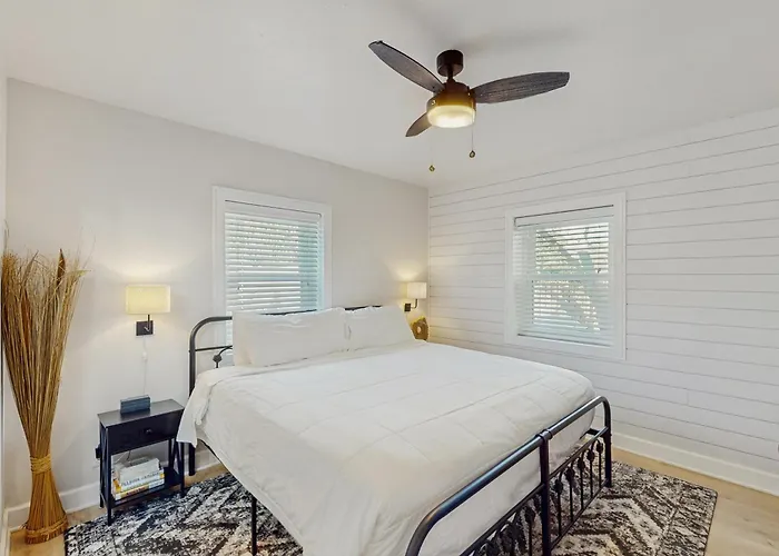 Great Dog-Friendly Home With Gulf Views Shared Pool Just Steps From The Gulf