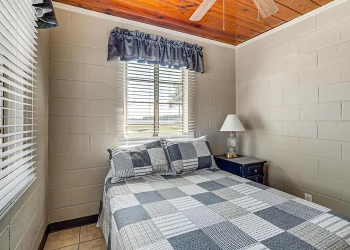 Lake View, Pool Access! Pet-Friendly Hernando Stay