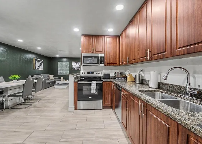 East Boca Oasis With Huge Yard Hot Tub Fire Pit And Games