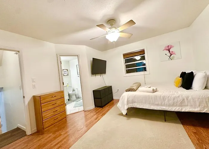 Luxurious Cottage With Full Yard Near The Beach