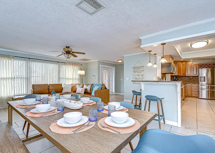 Luxe Heated Pool Oasis, 5 Min To Gulf Beaches, Movie Room