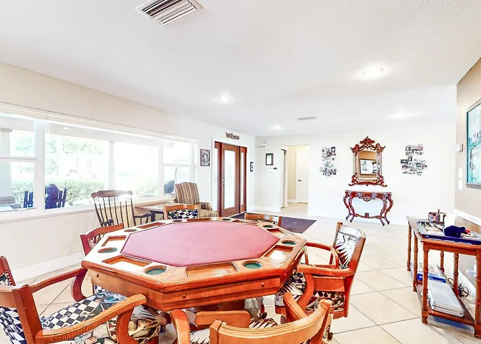 Dog-Friendly Lakefront Home With Private Dock & Beach - Snowbirds Welcome