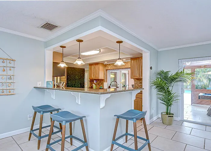 Luxe Heated Pool Oasis, 5 Min To Gulf Beaches, Movie Room