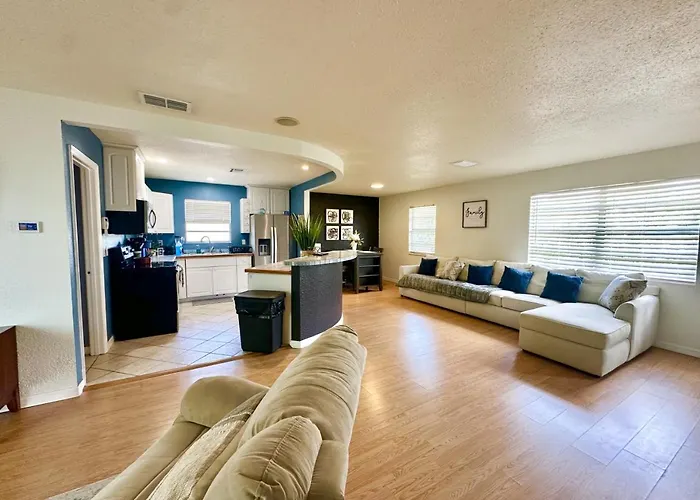 Luxurious Cottage With Full Yard Near The Beach