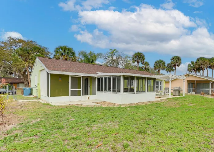 Screened Porch + Patio: Group Getaway In Palm Bay!