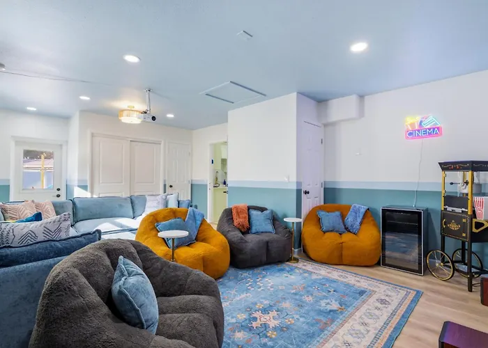 Sleeps 10 - Game Room - Putt Putt - Movie Theater