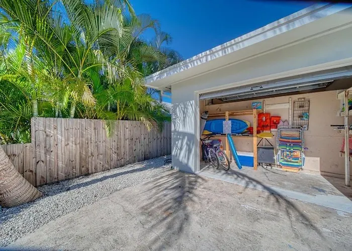 Tropical Poolhome Walk To Shops Near Beach