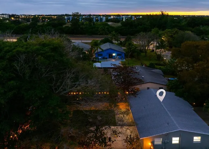 East Boca Oasis With Huge Yard Hot Tub Fire Pit And Games