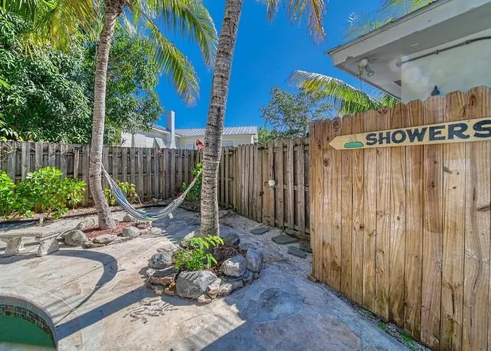 Tropical Poolhome Walk To Shops Near Beach