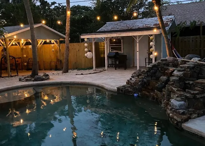 Tropical Poolhome Walk To Shops Near Beach