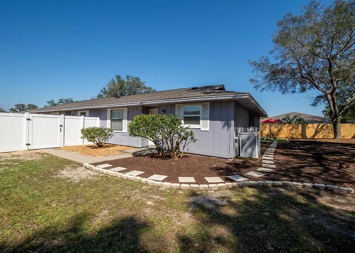 Private Gated Wraparound Yard, King Bed, Dogs Stay Free, 8 Mi To Pensacola Beach, In-Unit Washer And Dryer
