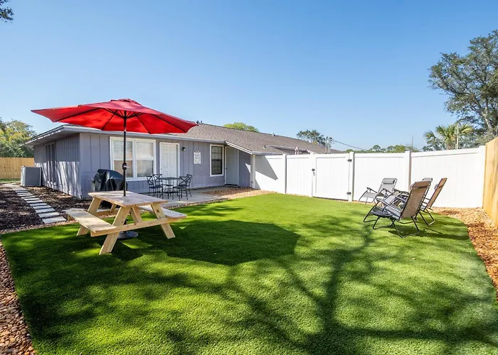 Private Gated Wraparound Yard, King Bed, Dogs Stay Free, 8 Mi To Pensacola Beach, In-Unit Washer And Dryer