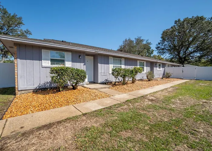 Private Fenced Turf Yard, King Bed, Dogs Stay Free, 8 Mi To Pensacola Beach, In-Unit Washer And Dryer