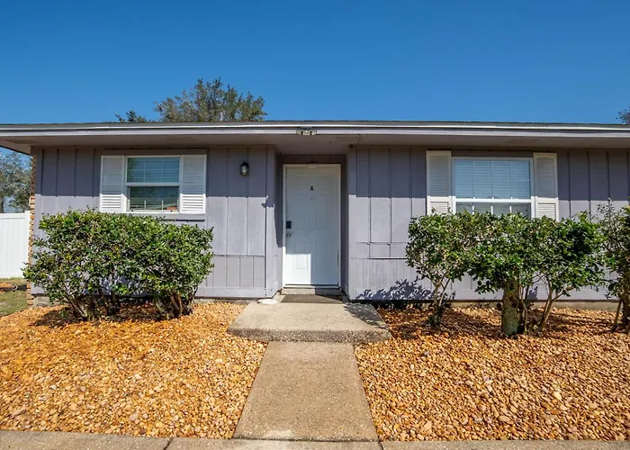 Private Fenced Turf Yard, King Bed, Dogs Stay Free, 8 Mi To Pensacola Beach, In-Unit Washer And Dryer