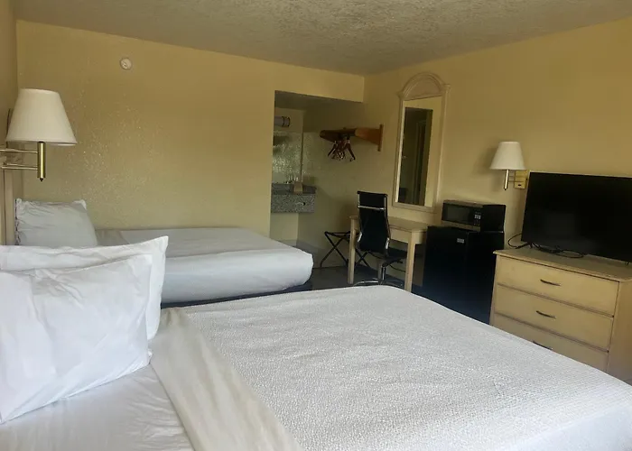 Hole Inn The Wall Hotel - Fort Walton Beach - Sunset Plaza - Nearby Beaches & Hurlburt