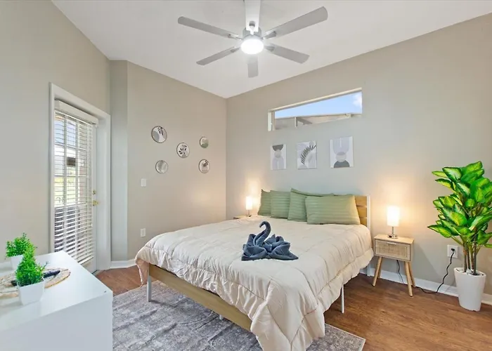 Chic 4Br,Heated Pool,Jacuzzi & Dining Oasis Near Disney & Legoland