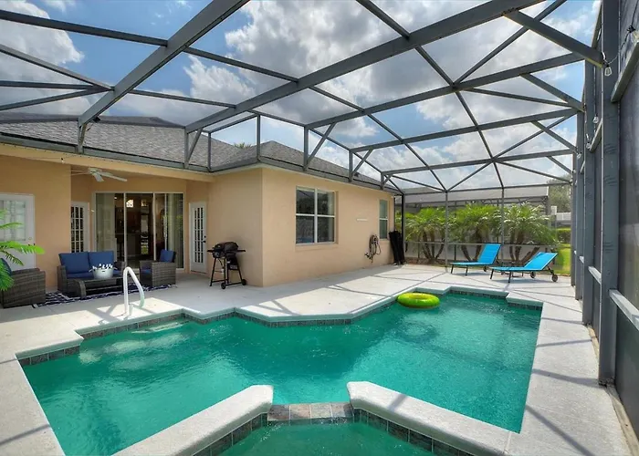 Chic 4Br,Heated Pool,Jacuzzi & Dining Oasis Near Disney & Legoland