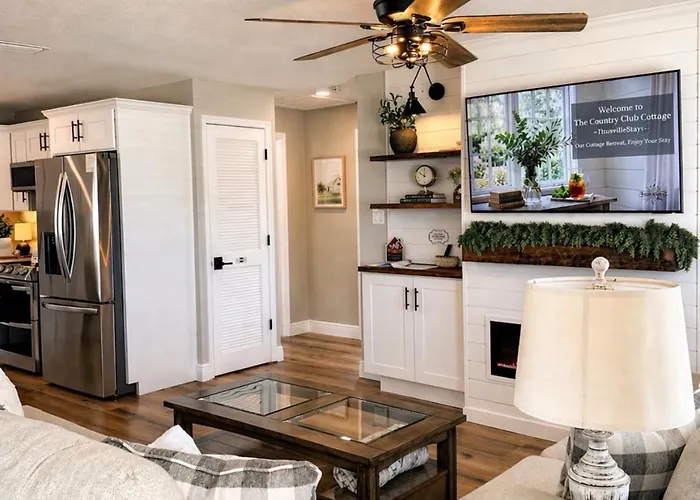 The Country Club Cottage New! Space Coast Entire Home! Plenty Of Parking!