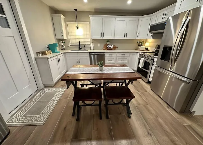 The Country Club Cottage New! Space Coast Entire Home! Plenty Of Parking!