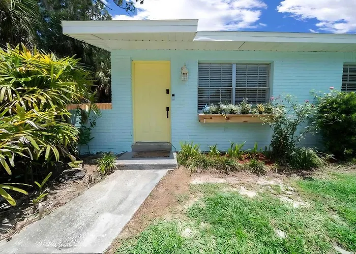 The Happy Haven - Near Manatee Tours - Pet Friendly