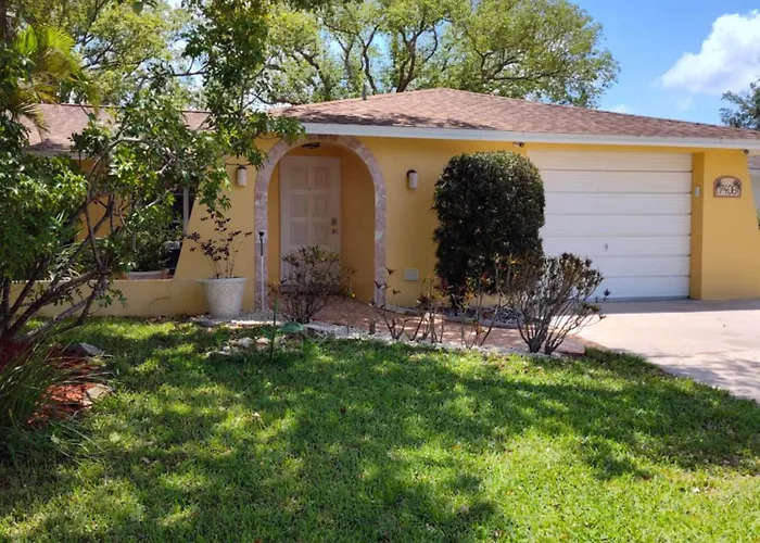 Comfortable Stay- Fully Stocked Home & Coffee Bar- All Essentials Provided