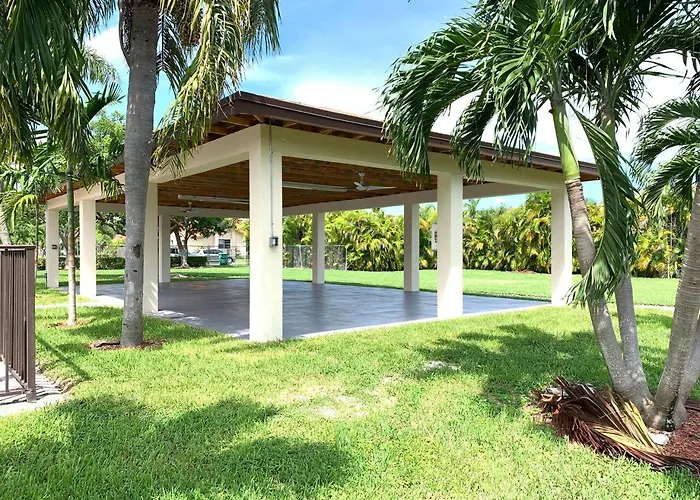 Tropical Oasis Home W Community Pool Great Area