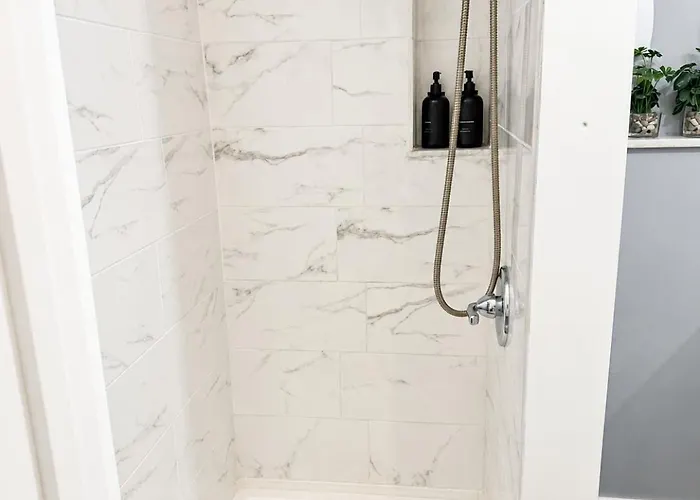 Private Guest Suite With Separate Entrance & Kitchen