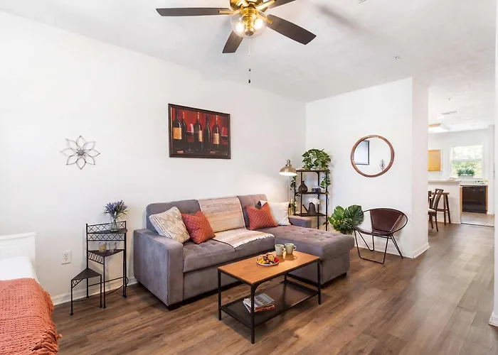 Convenient & Inviting - Fully-Equipped 2Bd Condo