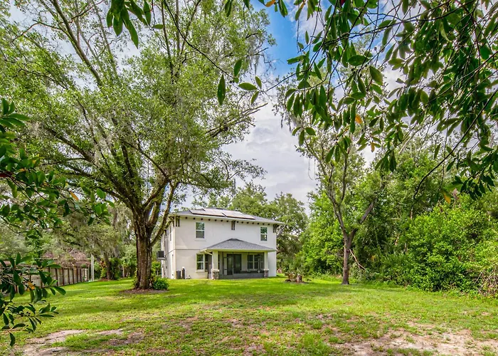 Modern Home | Pet Friendly | Kids Playroom | More!