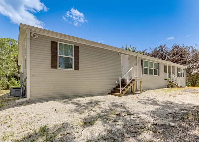 Nature Escape In Palm City: Group-Friendly Home