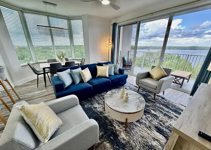 Balcony Lake Views - Pool, Gym, Wifi & Parking