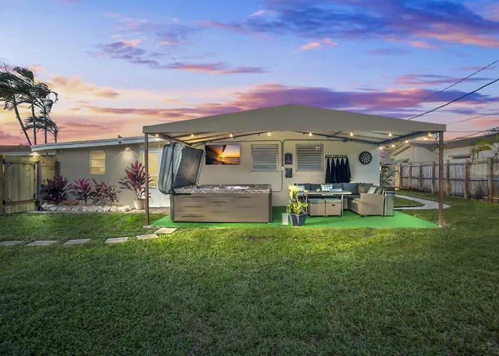 7-Person Luxury Spa, Fenced Tropical Backyard Paradise, Beach Vibe