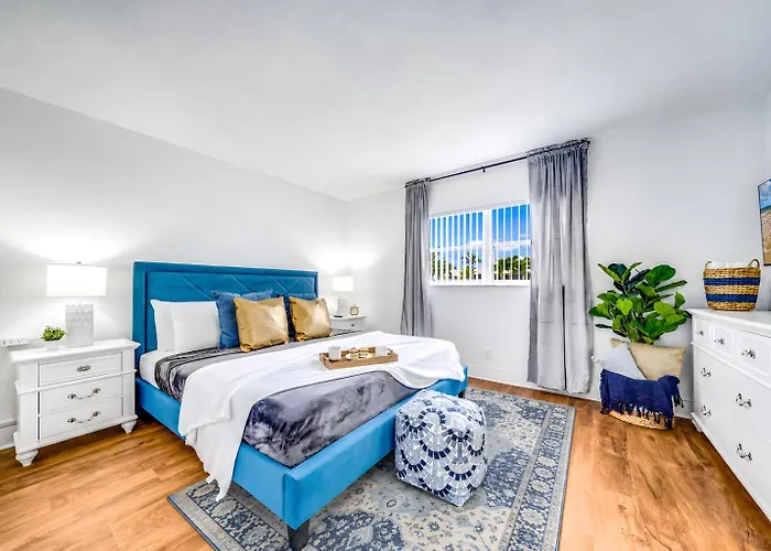 Water View - King Bed - Palm Wave Says