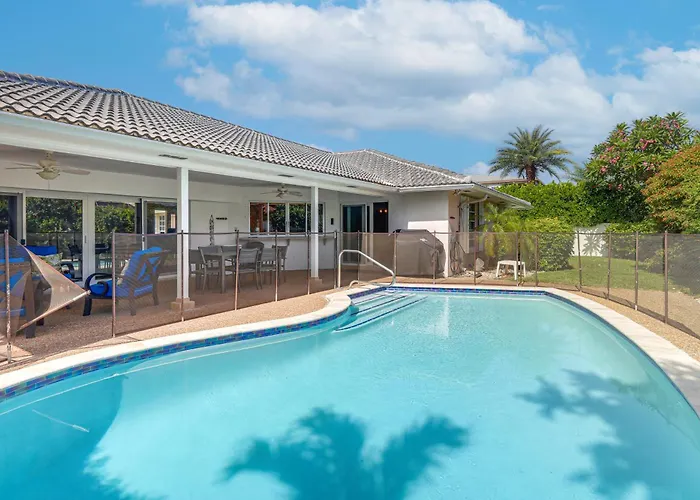 Riviera Beach Home W/ Pool - Walk To Beaches!