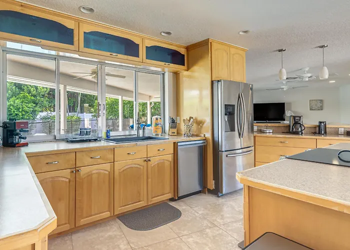 Riviera Beach Home W/ Pool - Walk To Beaches!