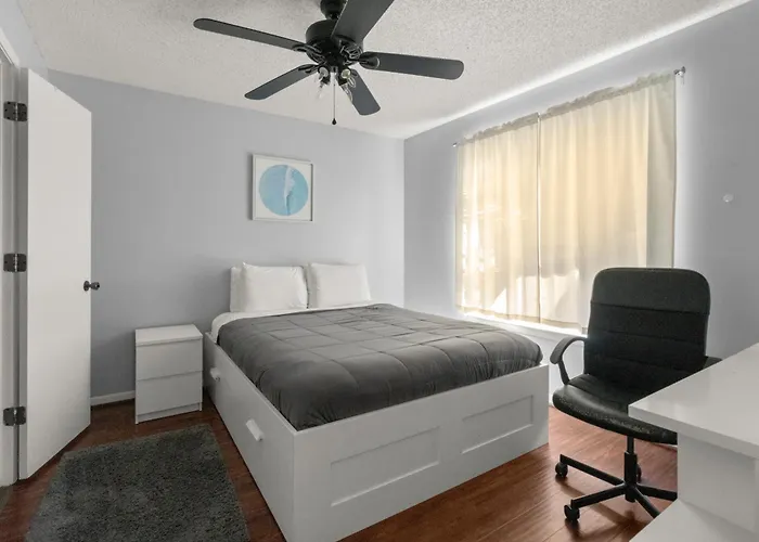 Spacious 4 Beds 4 Baths Condo Mins To Shands, Uf, & Downtown!